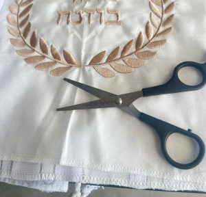 חריטה על מספריים