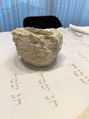 מעמד לבקבוק יין מבטון