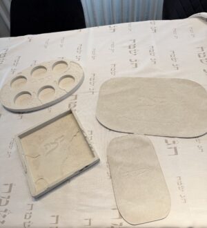 מארז צלחת ברכות ומגש למצות מבטון + כיסוי מצה ואפיקומן גוון בז